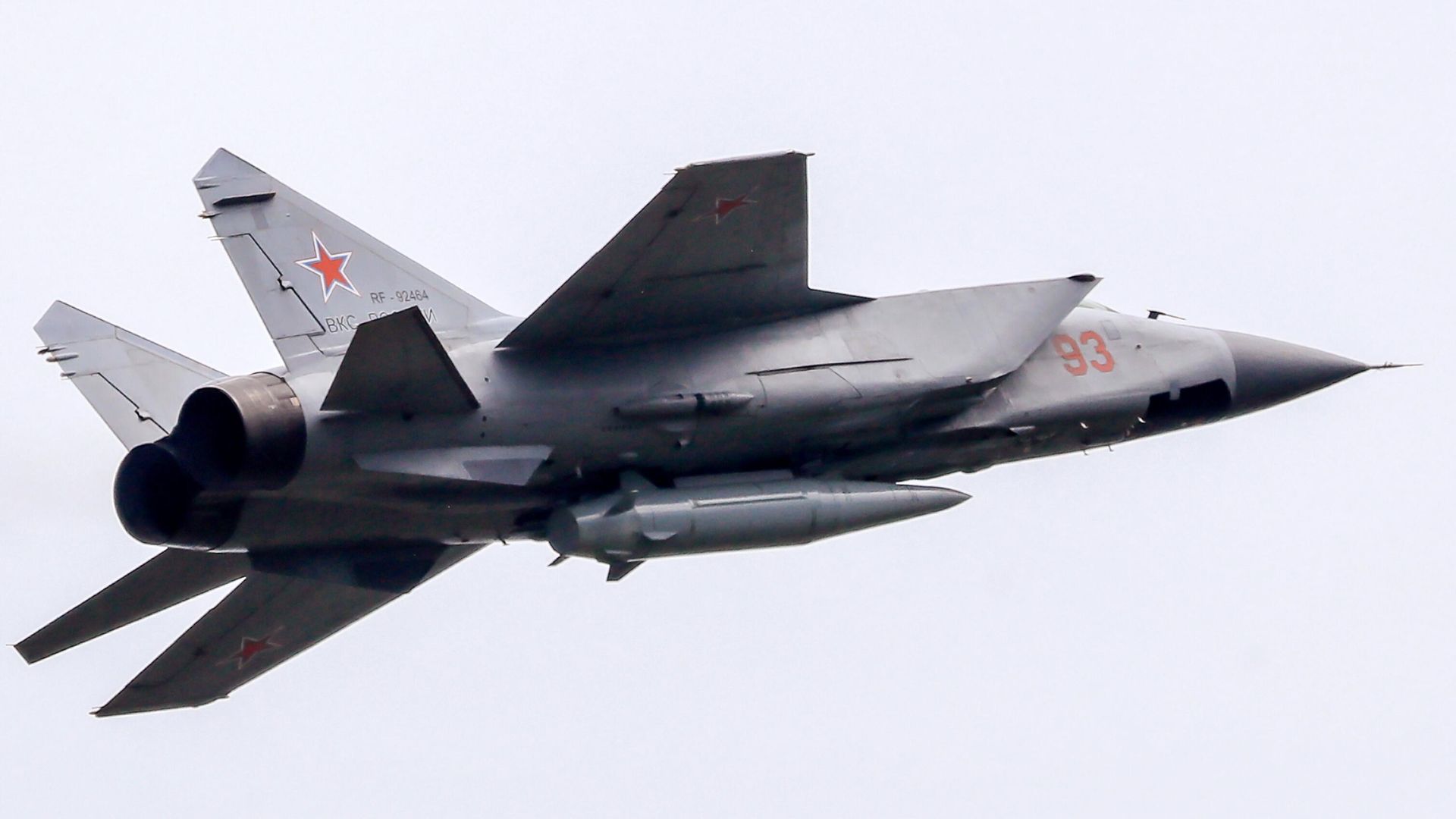 Истребитель-перехватчик МиГ-31 с гиперзвуковой ракетой Кинжал Истребитель-перехватчик МиГ-31 с гиперзвуковой ракетой Кинжал - РИА Новости, 1920, 12.08.2022