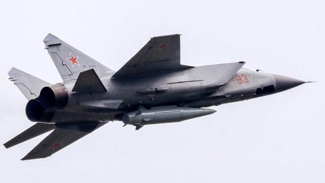Истребитель-перехватчик МиГ-31К с гиперзвуковой ракетой Кинжал Истребитель-перехватчик МиГ-31К с гиперзвуковой ракетой Кинжал