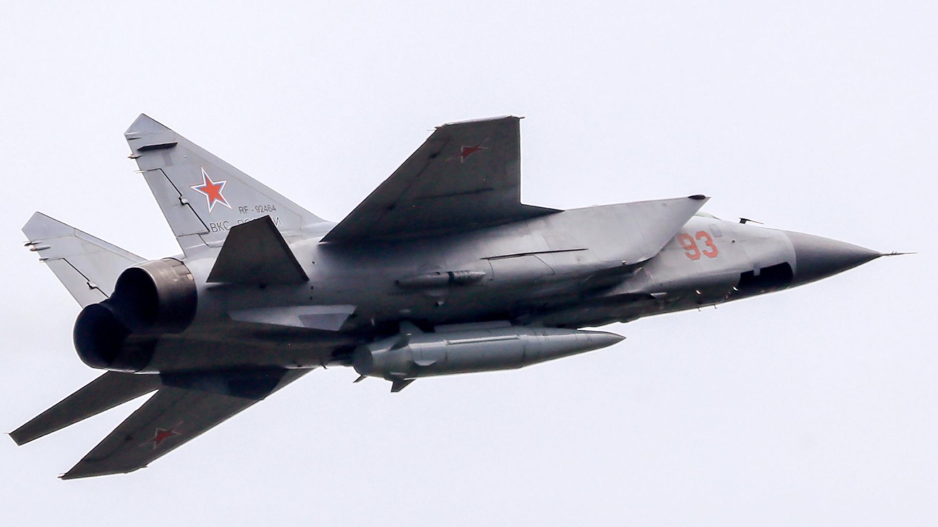 Истребитель-перехватчик МиГ-31 с гиперзвуковой ракетой Кинжал Истребитель-перехватчик МиГ-31 с гиперзвуковой ракетой Кинжал - РИА Новости, 1920, 12.08.2022