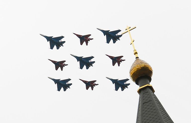 Истребители МиГ-29 и Су-30СМ пилотажных групп Русские витязи и Стрижи на воздушном параде Победы в Москве Истребители МиГ-29 и Су-30СМ пилотажных групп Русские витязи и Стрижи на воздушном параде Победы в Москве