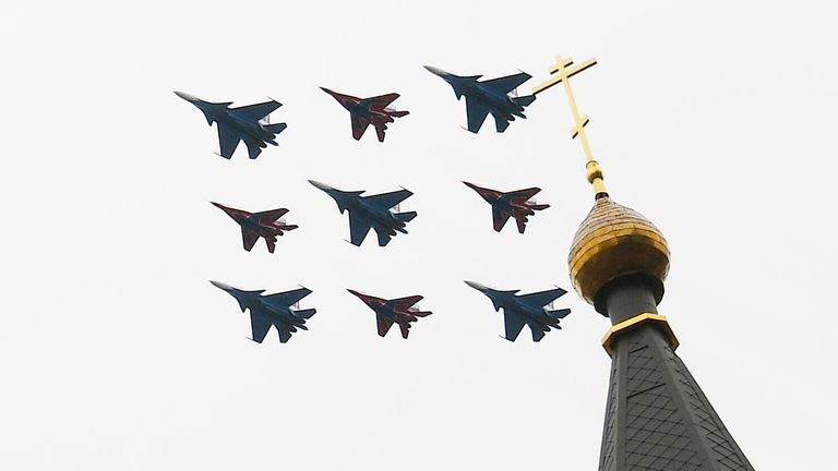 Истребители МиГ-29 и Су-30СМ пилотажных групп Русские витязи и Стрижи на воздушном параде Победы в Москве Истребители МиГ-29 и Су-30СМ пилотажных групп Русские витязи и Стрижи на воздушном параде Победы в Москве