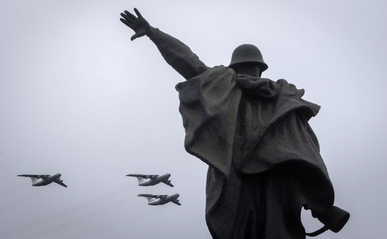 Тяжелые транспортные самолеты Ил-76 на воздушном параде Победы в Москве Тяжелые транспортные самолеты Ил-76 на воздушном параде Победы в Москве