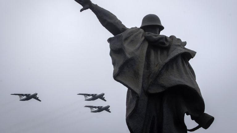 Тяжелые транспортные самолеты Ил-76 на воздушном параде Победы в Москве Тяжелые транспортные самолеты Ил-76 на воздушном параде Победы в Москве