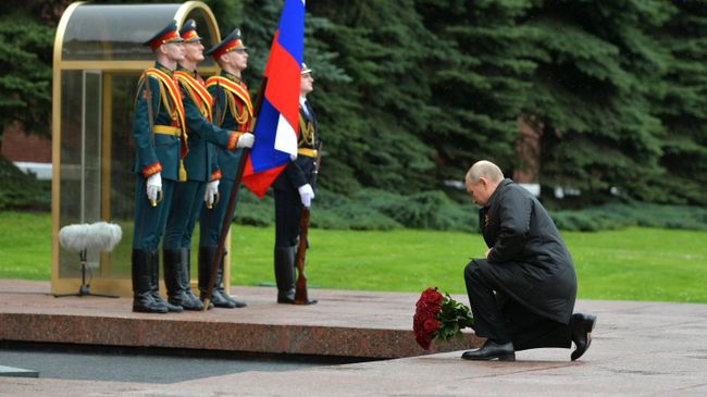Президент РФ Владимир Путин возлагает цветы к Вечному огню у Могилы Неизвестного Солдата в Александровском саду Президент РФ Владимир Путин возлагает цветы к Вечному огню у Могилы Неизвестного Солдата в Александровском саду