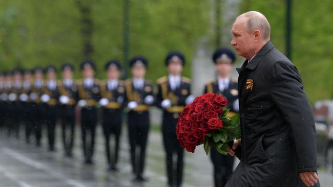 Президент РФ Владимир Путин возлагает цветы к Вечному огню у Могилы Неизвестного Солдата в Александровском саду