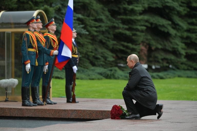 Президент РФ Владимир Путин возлагает цветы к Вечному огню у Могилы Неизвестного Солдата в Александровском саду