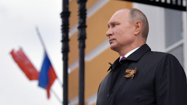 Владимир Путин наблюдает за пролетом военной авиации во время воздушного парада, посвященного 75-летию Победы в Великой Отечественной войне. Владимир Путин наблюдает за пролетом военной авиации во время воздушного парада, посвященного 75-летию Победы в Великой Отечественной войне.