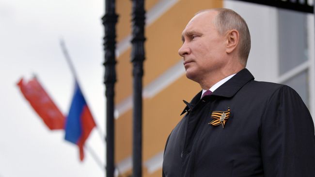 Владимир Путин наблюдает за пролетом военной авиации во время воздушного парада, посвященного 75-летию Победы в Великой Отечественной войне. Владимир Путин наблюдает за пролетом военной авиации во время воздушного парада, посвященного 75-летию Победы в Великой Отечественной войне.