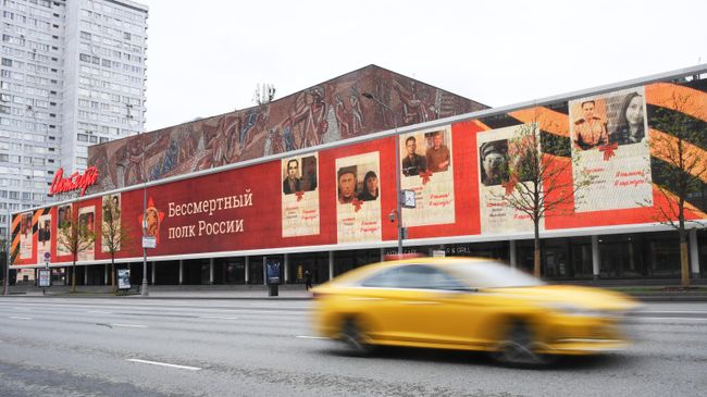 Экран с портретами участников Великой Отечественной войны, размещенный на здании кинотеатра Октябрь на Новом Арбате в рамках акции Бессмертный полк Экран с портретами участников Великой Отечественной войны, размещенный на здании кинотеатра Октябрь на Новом Арбате в рамках акции Бессмертный полк