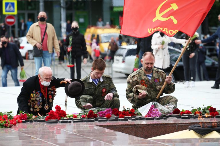 Жители города возлагают цветы к мемориальному комплексу Вечный огонь в Краснодаре Жители города возлагают цветы к мемориальному комплексу Вечный огонь в Краснодаре
