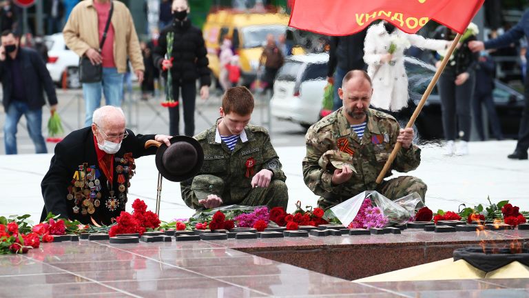 Жители города возлагают цветы к мемориальному комплексу Вечный огонь в Краснодаре Жители города возлагают цветы к мемориальному комплексу Вечный огонь в Краснодаре
