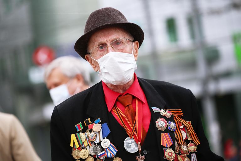 Ветеран Великой Отечественной войны во время празднования Дня Победы в Краснодаре Ветеран Великой Отечественной войны во время празднования Дня Победы в Краснодаре
