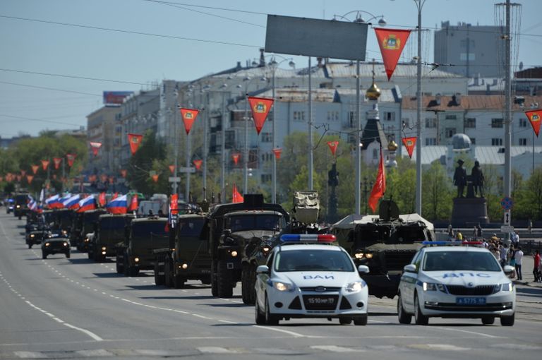 Театрализованная колонна из 11 военных грузовиков проехала по центральным улицам Екатеринбурга Театрализованная колонна из 11 военных грузовиков проехала по центральным улицам Екатеринбурга
