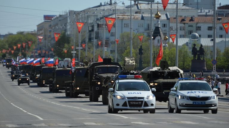 Театрализованная колонна из 11 военных грузовиков проехала по центральным улицам Екатеринбурга Театрализованная колонна из 11 военных грузовиков проехала по центральным улицам Екатеринбурга