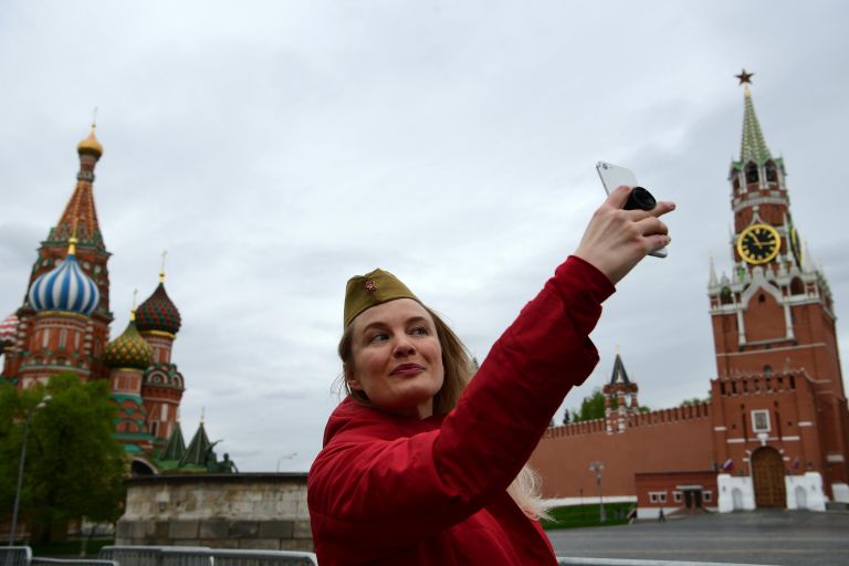 Женщина делает селфи на Красной площади в Москве во время празднования Дня Победы Женщина делает селфи на Красной площади в Москве во время празднования Дня Победы