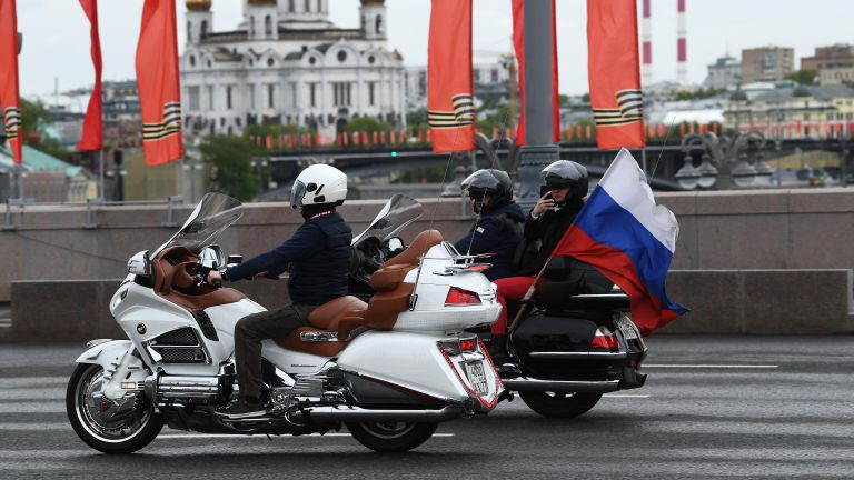 Мотоциклисты едут по Москве во время празднования Дня Победы Мотоциклисты едут по Москве во время празднования Дня Победы