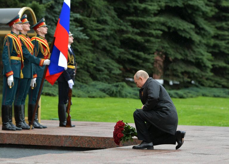 Президент РФ Владимир Путин возлагает цветы к Вечному огню у Могилы Неизвестного Солдата в Александровском саду Президент РФ Владимир Путин возлагает цветы к Вечному огню у Могилы Неизвестного Солдата в Александровском саду