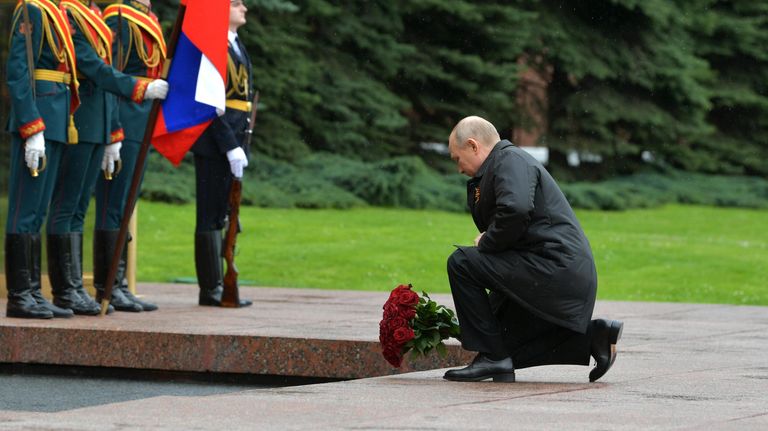 Президент РФ Владимир Путин возлагает цветы к Вечному огню у Могилы Неизвестного Солдата в Александровском саду Президент РФ Владимир Путин возлагает цветы к Вечному огню у Могилы Неизвестного Солдата в Александровском саду