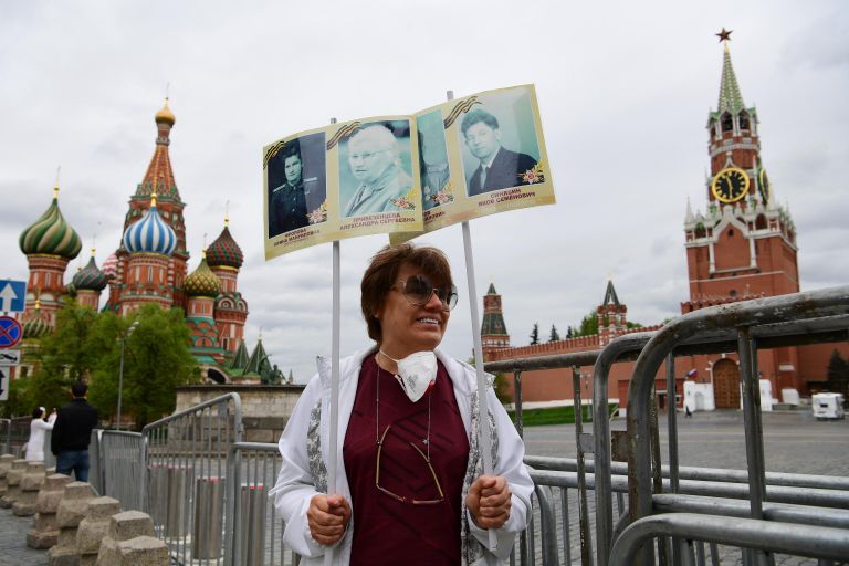 Женщина участвует в акции Бессмертный полк на Красной площади в Москве Женщина участвует в акции Бессмертный полк на Красной площади в Москве