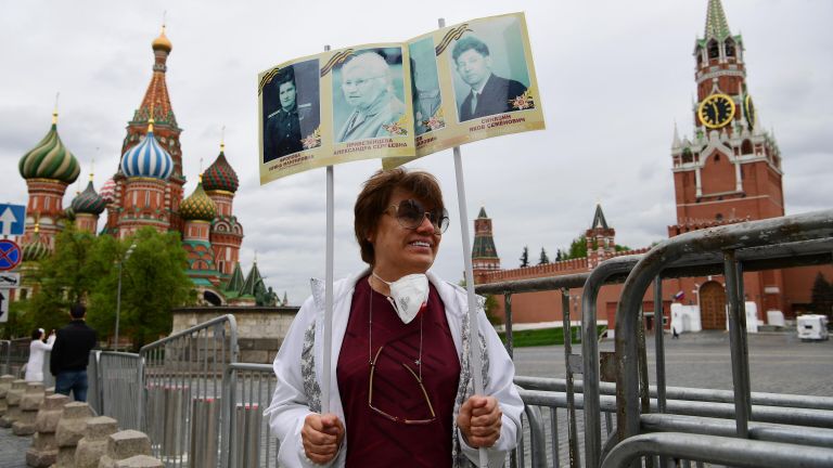 Женщина участвует в акции Бессмертный полк на Красной площади в Москве Женщина участвует в акции Бессмертный полк на Красной площади в Москве