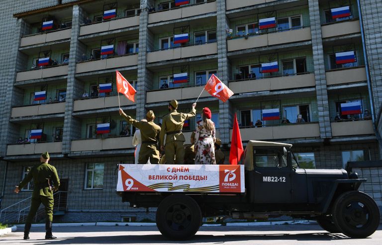Концерт с песнями военных лет перед окнами ГАУ Новосибирский дом ветеранов Концерт с песнями военных лет перед окнами ГАУ Новосибирский дом ветеранов