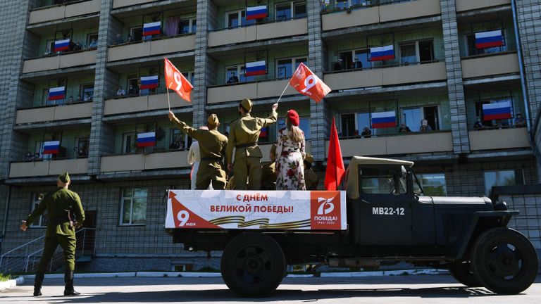 Концерт с песнями военных лет перед окнами ГАУ Новосибирский дом ветеранов Концерт с песнями военных лет перед окнами ГАУ Новосибирский дом ветеранов
