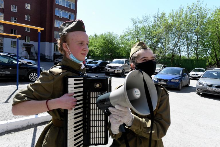 Участницы молодежного движения Молодая гвардия во время празднования Дня Победы в рамках акции Парад у дома в Тюмени Участницы молодежного движения Молодая гвардия во время празднования Дня Победы в рамках акции Парад у дома в Тюмени
