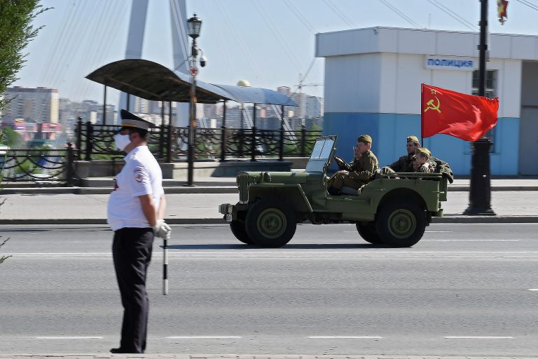 Участники молодежного движения Молодая гвардия во время празднования Дня Победы в рамках акции Парад у дома в Тюмени Участники молодежного движения Молодая гвардия во время празднования Дня Победы в рамках акции Парад у дома в Тюмени
