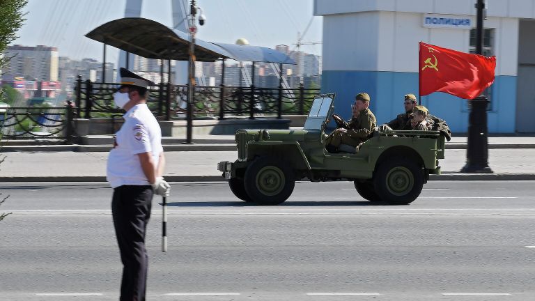 Участники молодежного движения Молодая гвардия во время празднования Дня Победы в рамках акции Парад у дома в Тюмени Участники молодежного движения Молодая гвардия во время празднования Дня Победы в рамках акции Парад у дома в Тюмени