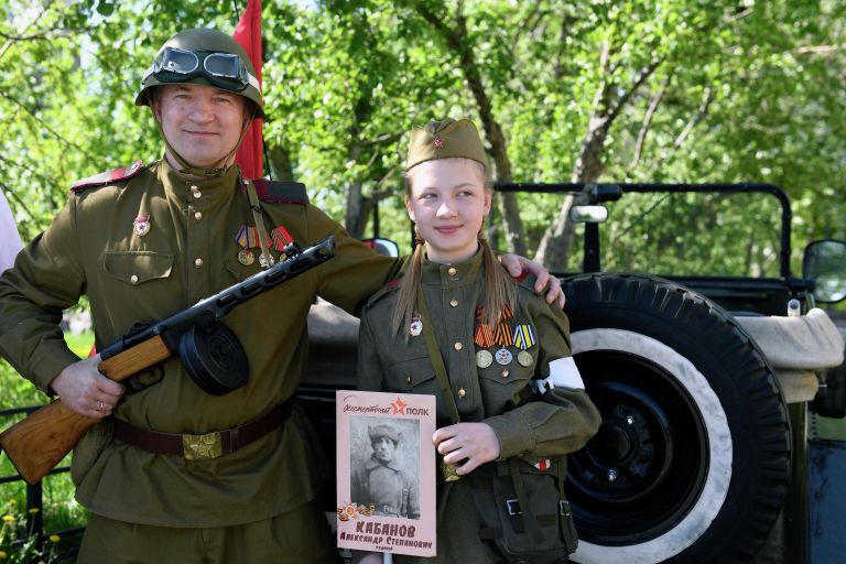 Участники молодежного движения Молодая гвардия во время празднования Дня Победы в рамках акции Парад у дома в Тюмени Участники молодежного движения Молодая гвардия во время празднования Дня Победы в рамках акции Парад у дома в Тюмени