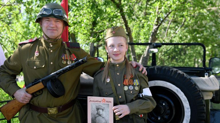Участники молодежного движения Молодая гвардия во время празднования Дня Победы в рамках акции Парад у дома в Тюмени Участники молодежного движения Молодая гвардия во время празднования Дня Победы в рамках акции Парад у дома в Тюмени