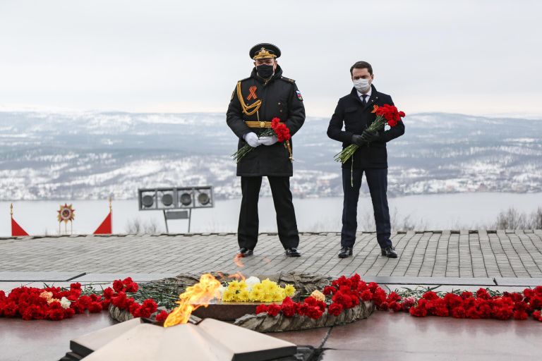 Губернатор Мурманской области Андрей Чибис (справа) и командующий Северным флотом РФ Александр Моисеев во время возложения цветов к памятнику защитникам Кольского Заполярья в Мурманске Губернатор Мурманской области Андрей Чибис (справа) и командующий Северным флотом РФ Александр Моисеев во время возложения цветов к памятнику защитникам Кольского Заполярья в Мурманске