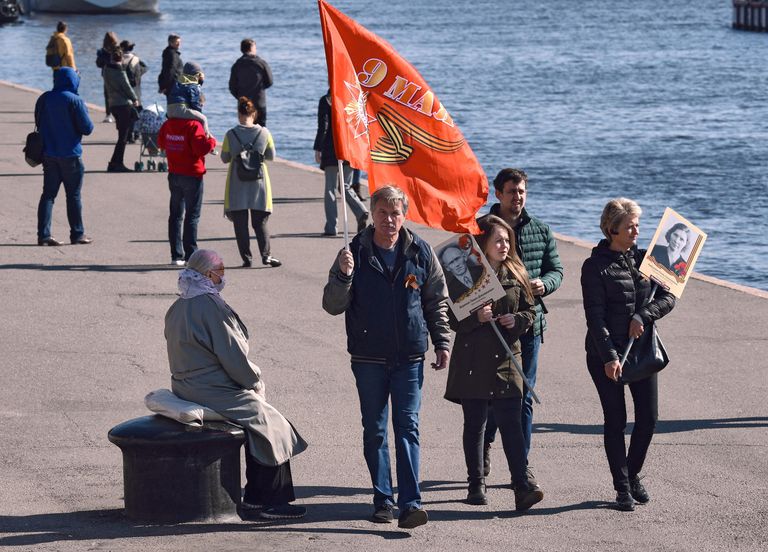 Жители города во время празднования Дня Победы в Санкт-Петербурге Жители города во время празднования Дня Победы в Санкт-Петербурге