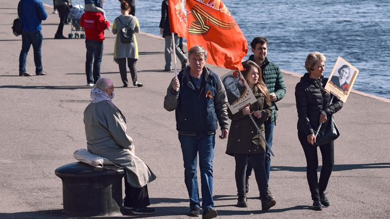 Жители города во время празднования Дня Победы в Санкт-Петербурге Жители города во время празднования Дня Победы в Санкт-Петербурге
