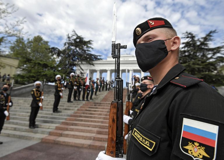 Военнослужащие Черноморского флота ВМФ РФ и роты почетного караула на праздновании Дня Победы в Севастополе Военнослужащие Черноморского флота ВМФ РФ и роты почетного караула на праздновании Дня Победы в Севастополе