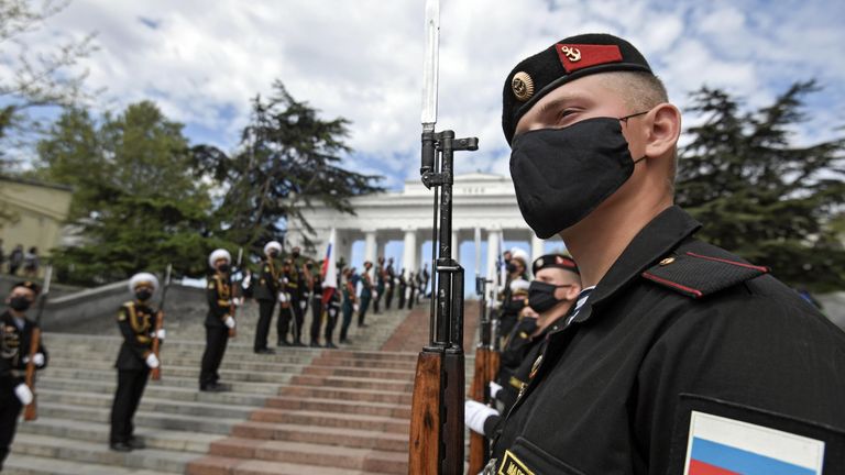 Военнослужащие Черноморского флота ВМФ РФ и роты почетного караула на праздновании Дня Победы в Севастополе Военнослужащие Черноморского флота ВМФ РФ и роты почетного караула на праздновании Дня Победы в Севастополе