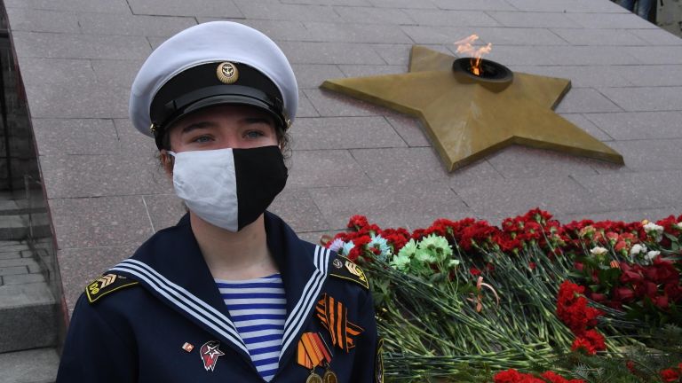 Церемония возложения цветов к Вечному огню Мемориального комплекса Боевая слава Тихоокеанского флота во Владивостоке Церемония возложения цветов к Вечному огню Мемориального комплекса Боевая слава Тихоокеанского флота во Владивостоке