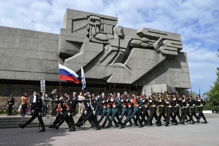 Военнослужащие Черноморского флота ВМФ России во время генеральной репетиции парада Победы в Севастополе Военнослужащие Черноморского флота ВМФ России во время генеральной репетиции парада Победы в Севастополе