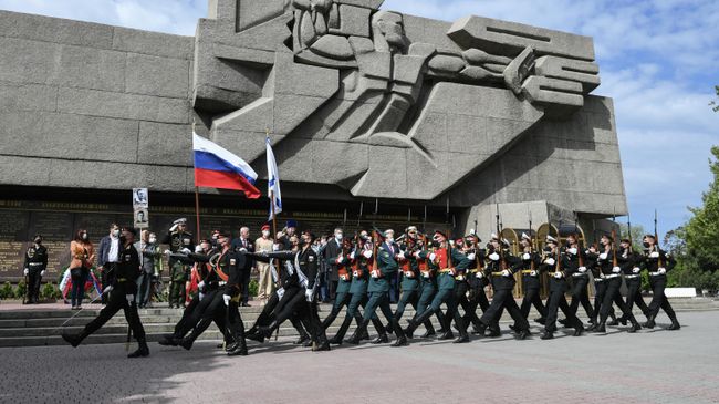 Военнослужащие Черноморского флота ВМФ России во время генеральной репетиции парада Победы в Севастополе Военнослужащие Черноморского флота ВМФ России во время генеральной репетиции парада Победы в Севастополе