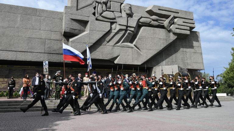 Военнослужащие Черноморского флота ВМФ России во время генеральной репетиции парада Победы в Севастополе Военнослужащие Черноморского флота ВМФ России во время генеральной репетиции парада Победы в Севастополе