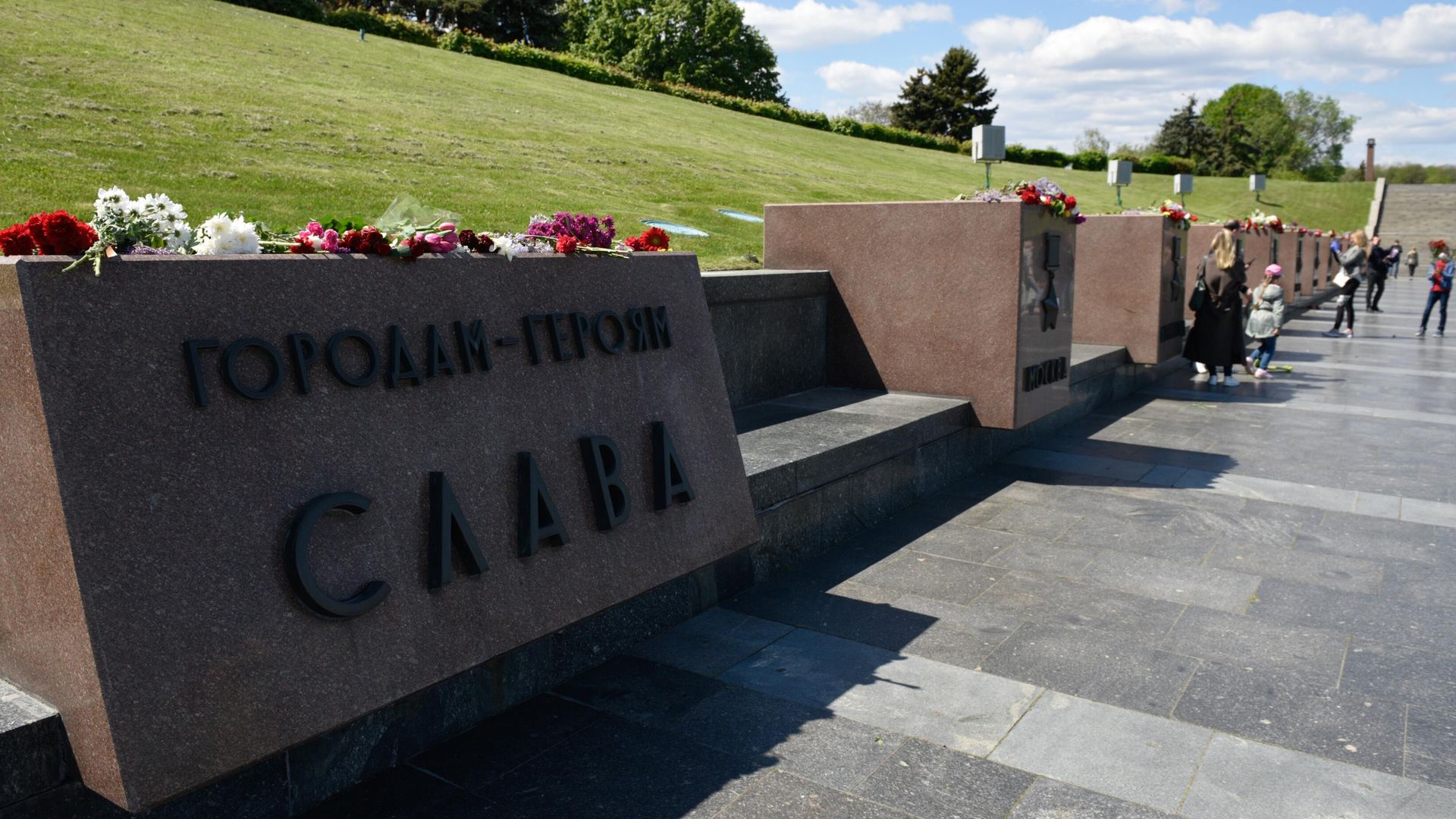 Участники памятных мероприятий в честь 75-й годовщины Победы в Великой Отечественной войны на аллее городов-героев в Киеве Участники памятных мероприятий в честь 75-й годовщины Победы в Великой Отечественной войны на аллее городов-героев в Киеве - РИА Новости, 1920, 04.05.2021