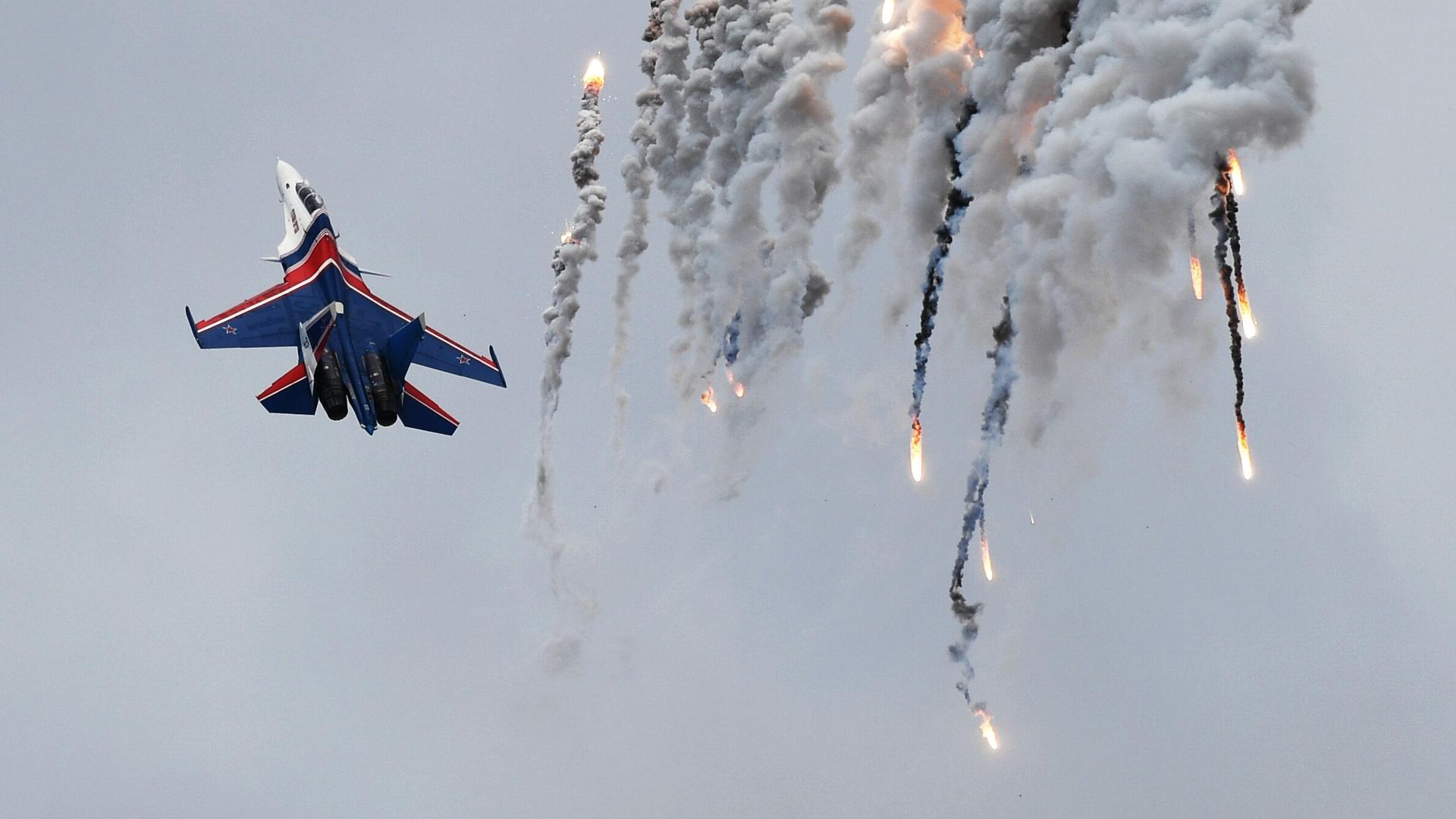Истребитель Су-30СМ пилотажной группы Русские витязи на авиационном празднике в честь Дня Победы в Кубинке Истребитель Су-30СМ пилотажной группы Русские витязи на авиационном празднике в честь Дня Победы в Кубинке - РИА Новости, 1920, 07.01.2023