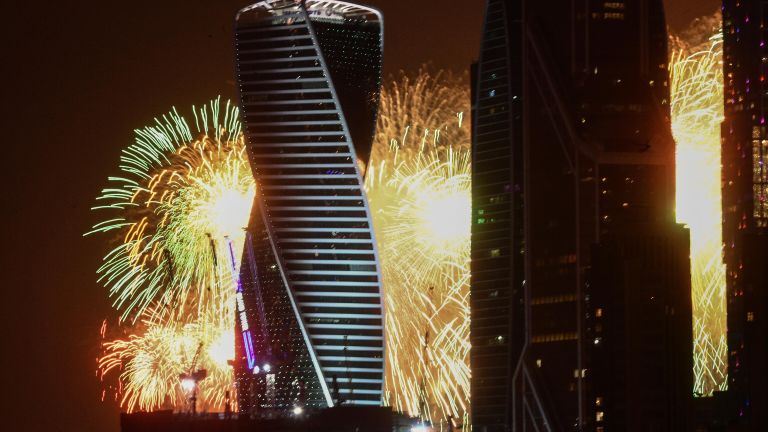 Салют в честь 75-летия Победы на фоне Московского международного делового центра Москва-Сити Салют в честь 75-летия Победы на фоне Московского международного делового центра Москва-Сити