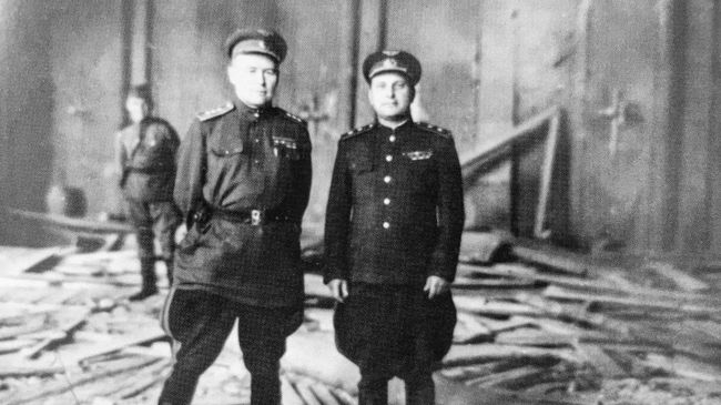 К.А. Вершинин (слева) в разгромленном кабинете Гитлера К.А. Вершинин (слева) в разгромленном кабинете Гитлера