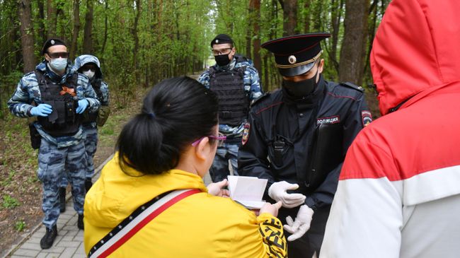 Сотрудник полиции совместно с сотрудниками Росгвардии проверяют документы у прохожих в Москве Сотрудник полиции совместно с сотрудниками Росгвардии проверяют документы у прохожих в Москве