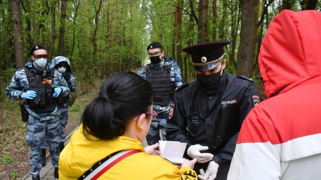 Сотрудник полиции совместно с сотрудниками Росгвардии проверяют документы