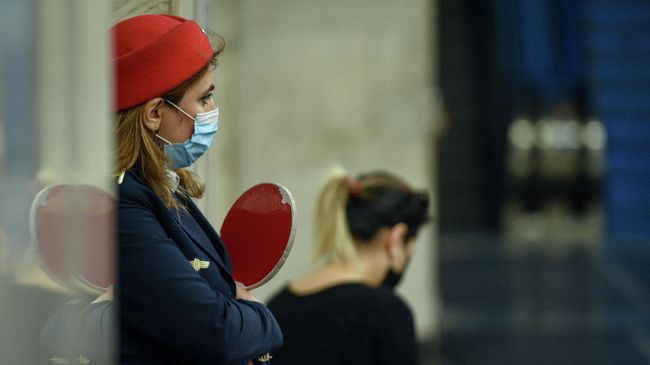 Сотрудница метрополитена на одной из станций бакинского метро Сотрудница метрополитена на одной из станций бакинского метро