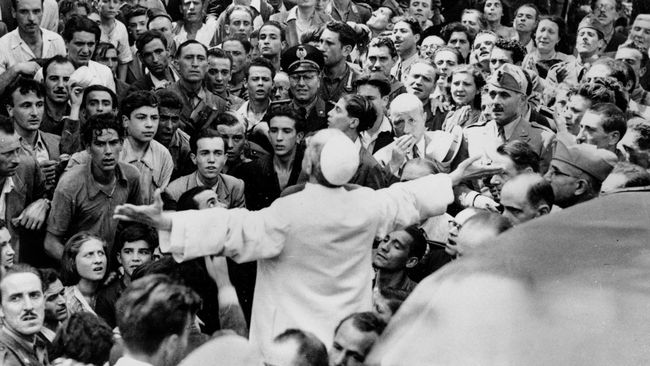 Папа Пий XII выступает перед жителями Рима. 15 октября 1943
