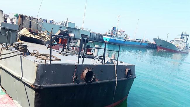 Вспомогательное судно Конарак Военно-морских сил Ирана, которое было повреждено во время учений в Оманском заливе, пришвартовано у одной из военно-морских баз в Иране Вспомогательное судно Конарак Военно-морских сил Ирана, которое было повреждено во время учений в Оманском заливе, пришвартовано у одной из военно-морских баз в Иране