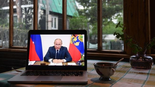 Ноутбук жителя Новосибирска в его дачном доме с трансляцией обращения президента России Владимира Путина в связи с ситуацией, связанной с распространением коронавируса Ноутбук жителя Новосибирска в его дачном доме с трансляцией обращения президента России Владимира Путина в связи с ситуацией, связанной с распространением коронавируса